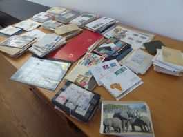 Wundertüten Kiste Briefmarken anschauen