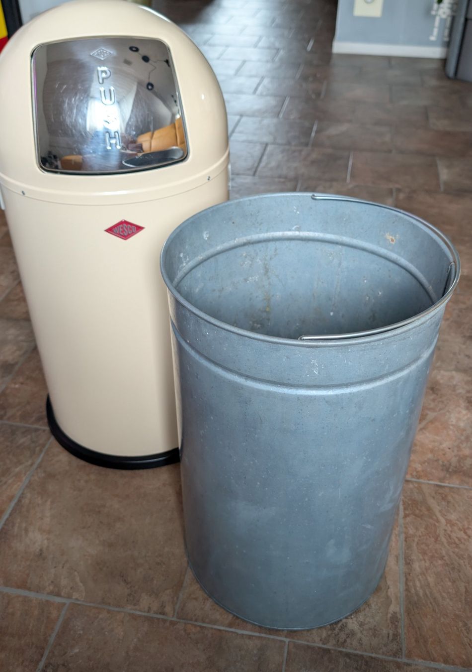 Wesco Cestini per rifiuti: Wesco Pushboy Abfalleimer 50L beige – Usato da Oberhasli venduto da Sepp33 5