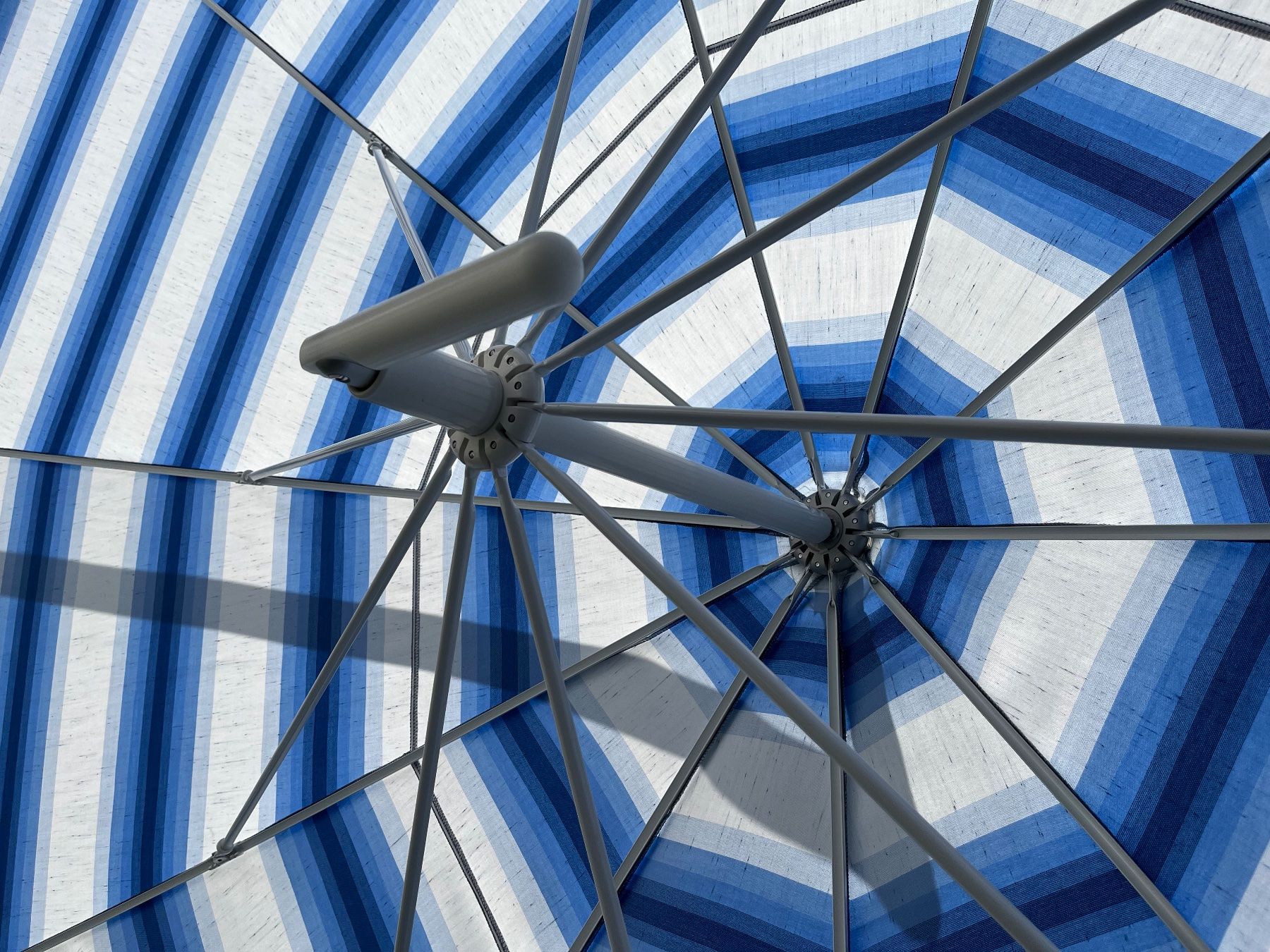 Parasols: Sonnenschirm gross weiss-blau – D'occasion à Nussbaumen AG par car_7b54 3