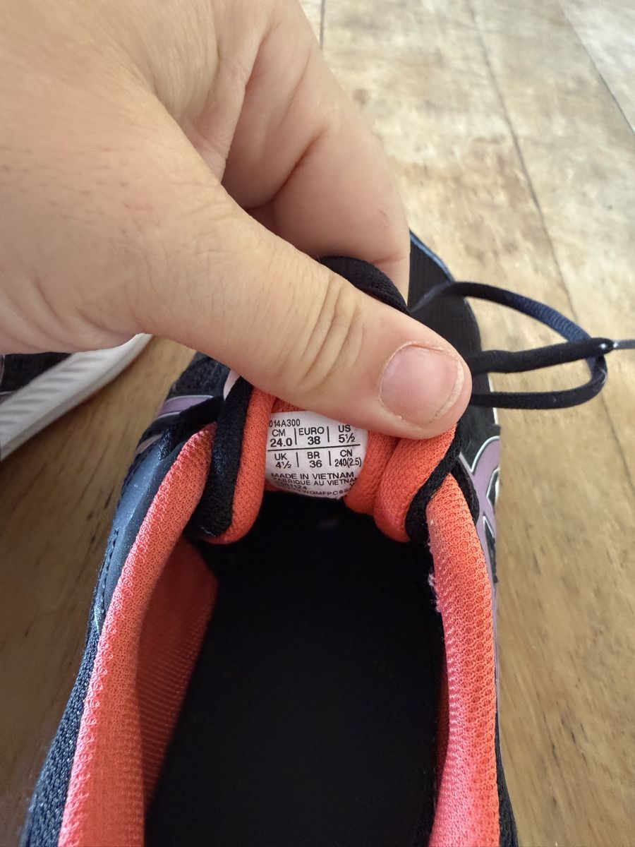 Asics Schuhe für Mädchen: Asics Turnschuhe Gr. 38 – Gebraucht aus Flüh von domiri 3
