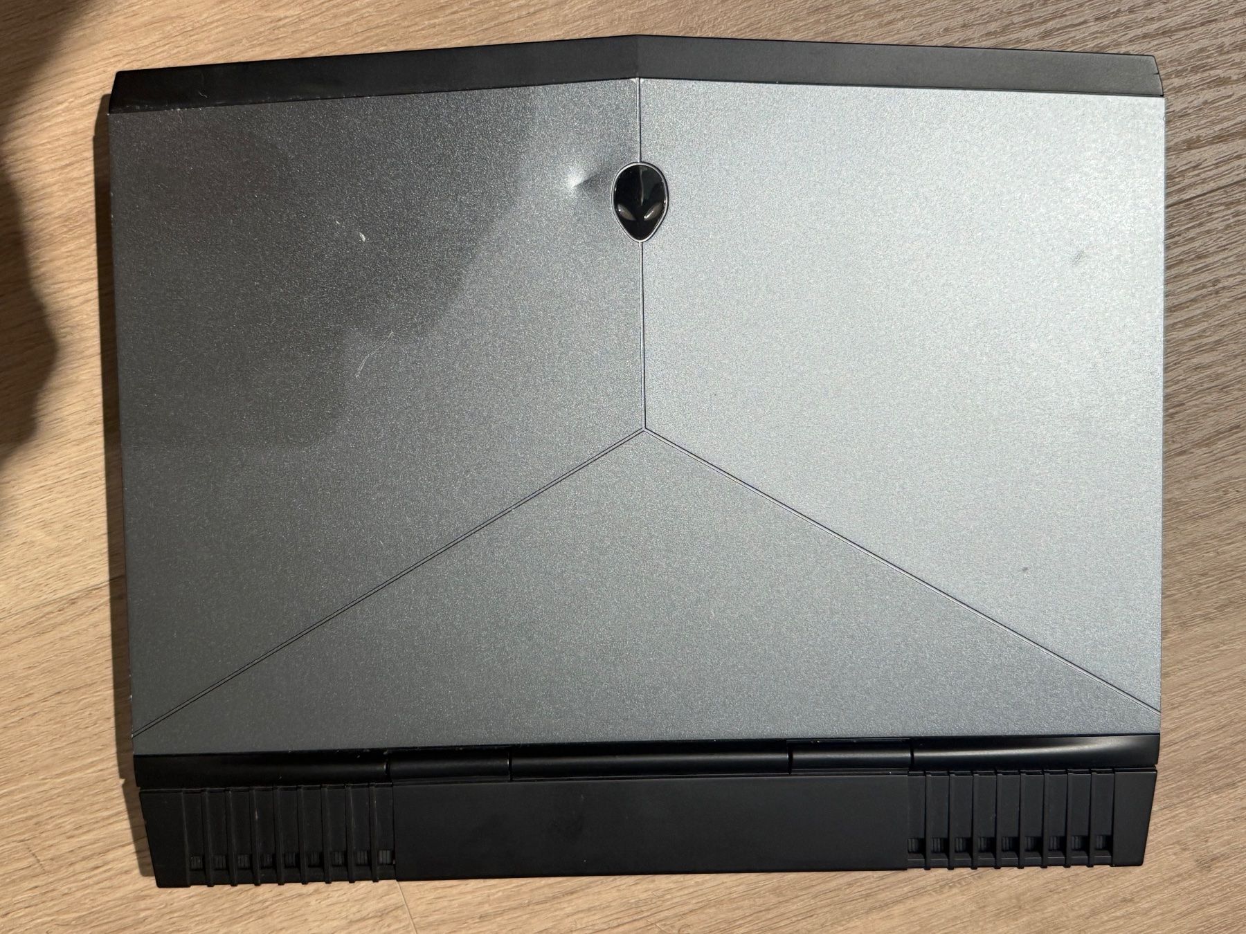 Alienware Notebooks: Alienware 13 R3 – Defekt aus Siebnen von icrservicesolutions
