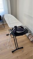 Voll funktionsfähiges Dampfbügeleisen mit passendem Bügelb.