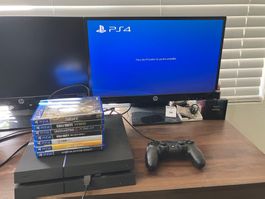 PS4 mit Controller und Monitor
