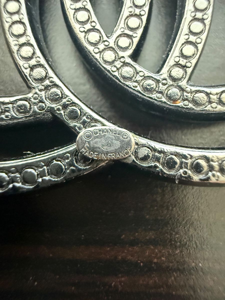 Chanel Spille & Fermagli: CC Broche Strass Silberfarben Schickes Accessoire Damen – Usato da Othmarsingen venduto da Paucaverba 4