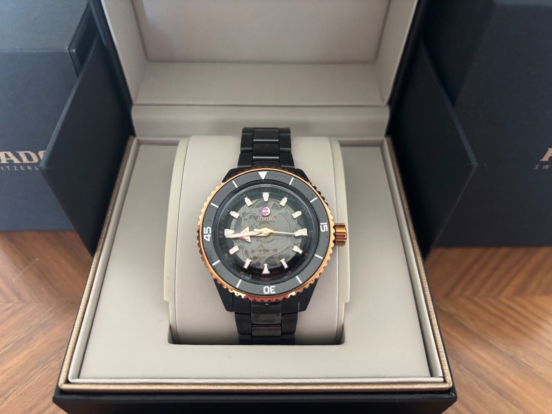 Rado Orologi: Rado Captain Cook High-Tech Ceramic Auto 43 - Etat de neuf – Nuovo e nell'imballaggio originale da Sion venduto da 959_n9pd 1