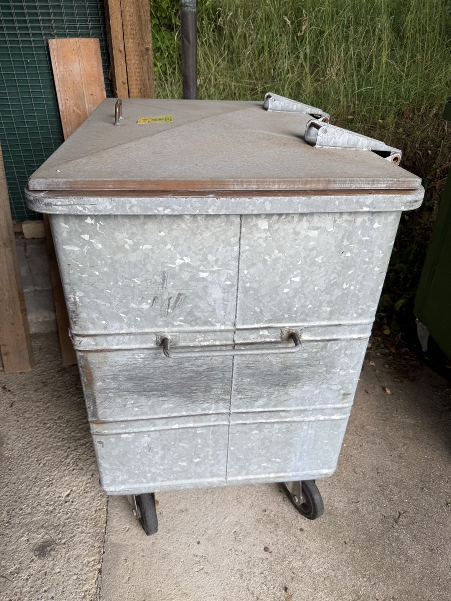Altro per Ufficio & Commercio: Grosser verzinkter Container mit Deckel und Rollen – Usato da Russikon venduto da Danielr5310 1