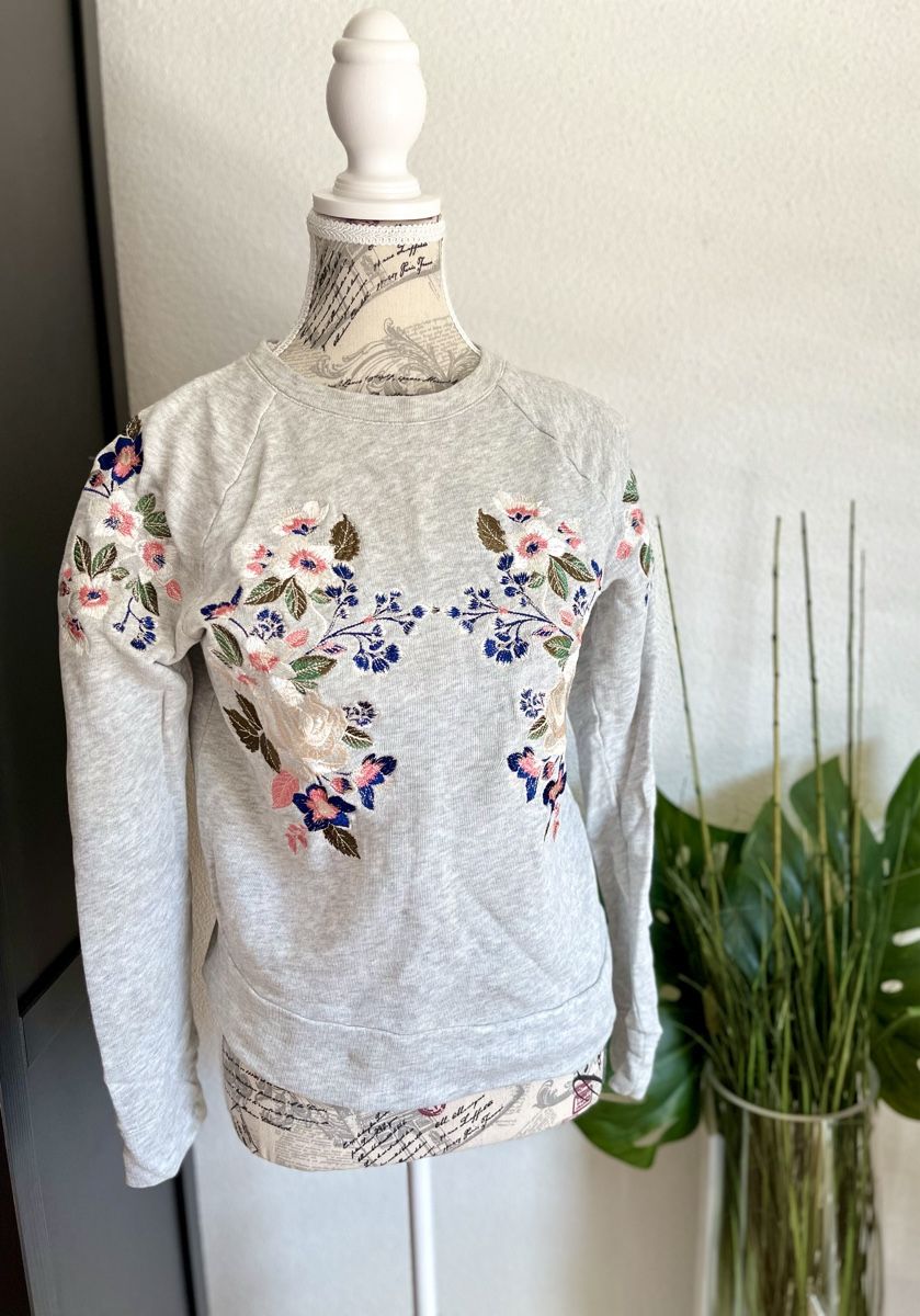 H&M Pullover & Sweatshirts: Grauer Sweatshirt mit Blumenmuster Grösse S – Gebraucht aus Aarburg von Petite-closet-Loop