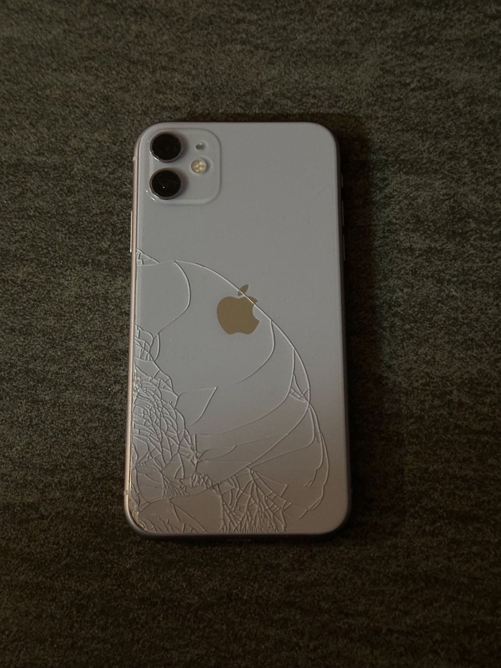 Apple Telefoni cellulari / Smartphones: iPhone 11 mit kaputter Rückseite, Bastlergerät, ab CHF 1,- – Difettoso da Geuensee venduto da dmi_hdp9 1