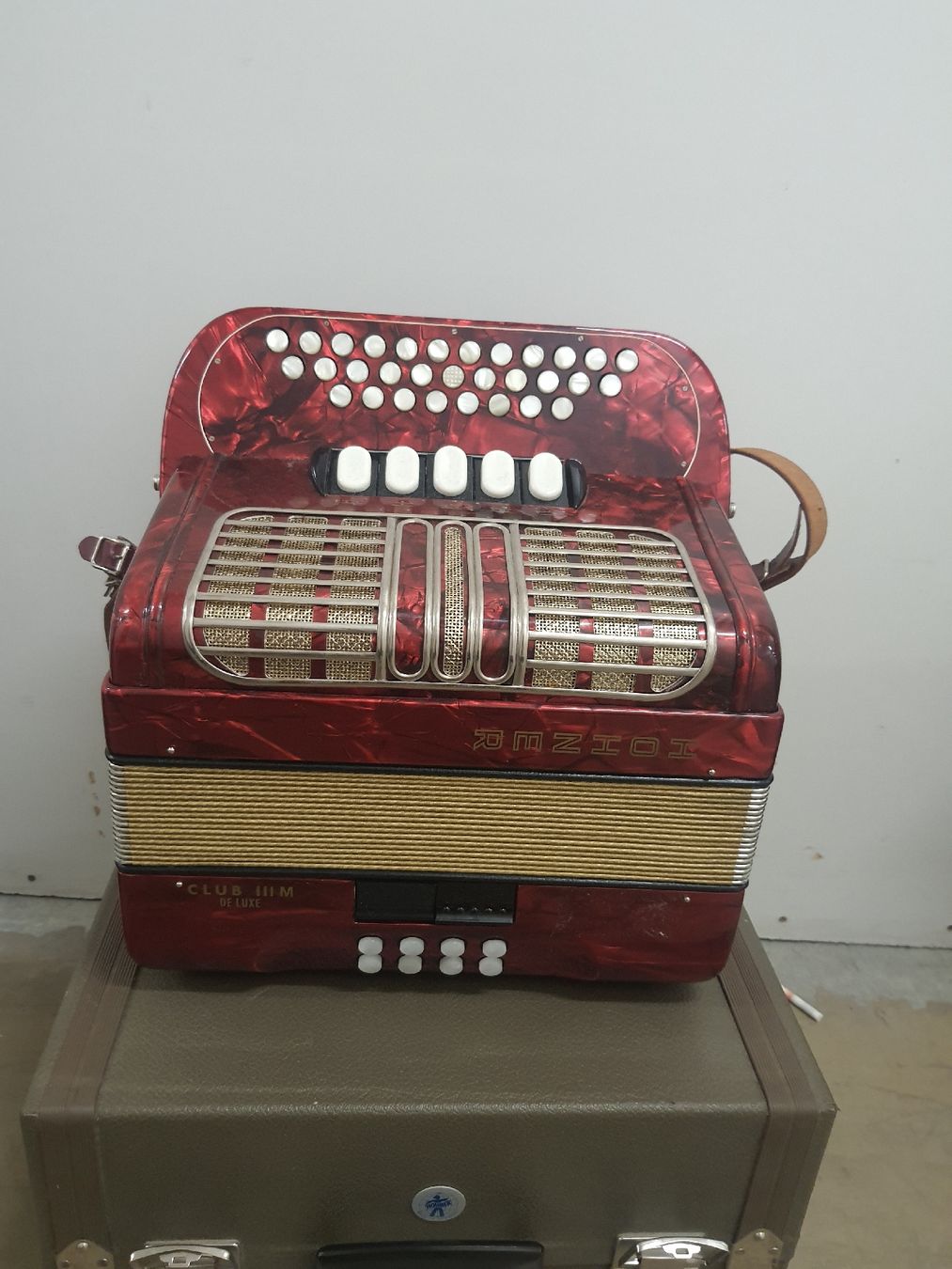Hohner Musikinstrumente: accordéon hohner 3 voix avec coffre  – Gebraucht aus Pont-de-la-Morge von Mirabelle0