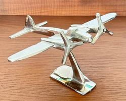 Avion bimoteur décoratif en métal poli