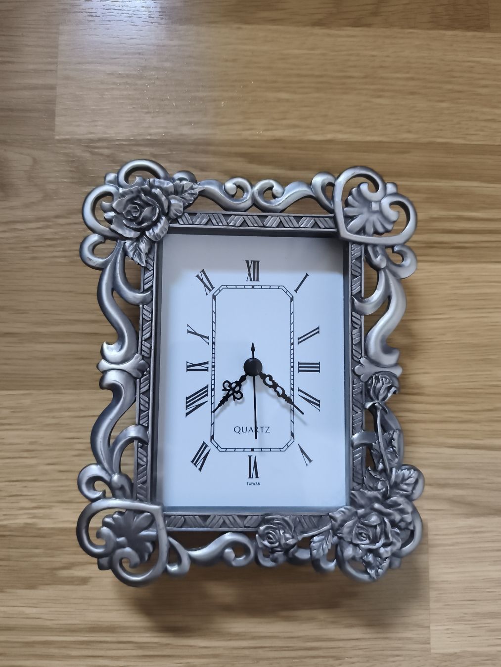Orologi da terra & Orologi da parete: Decorative Quartz Clock Silver Frame Floral Design – Usato da Merenschwand venduto da kri_rj6t