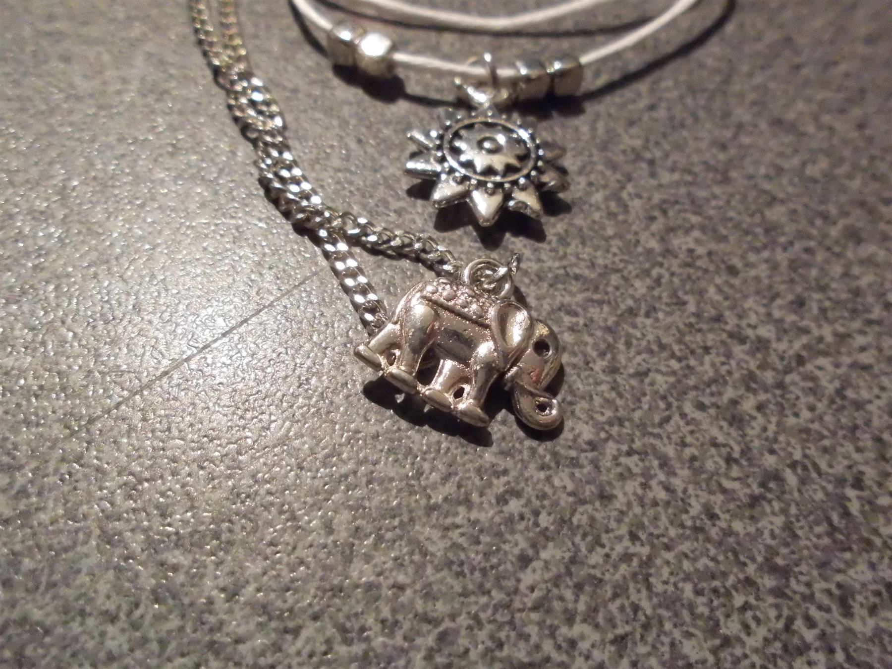 Colliers: Fusskette weiss mit Blume, silberfarbig mit Elefant – D'occasion à Zürich par abraxas1291 1