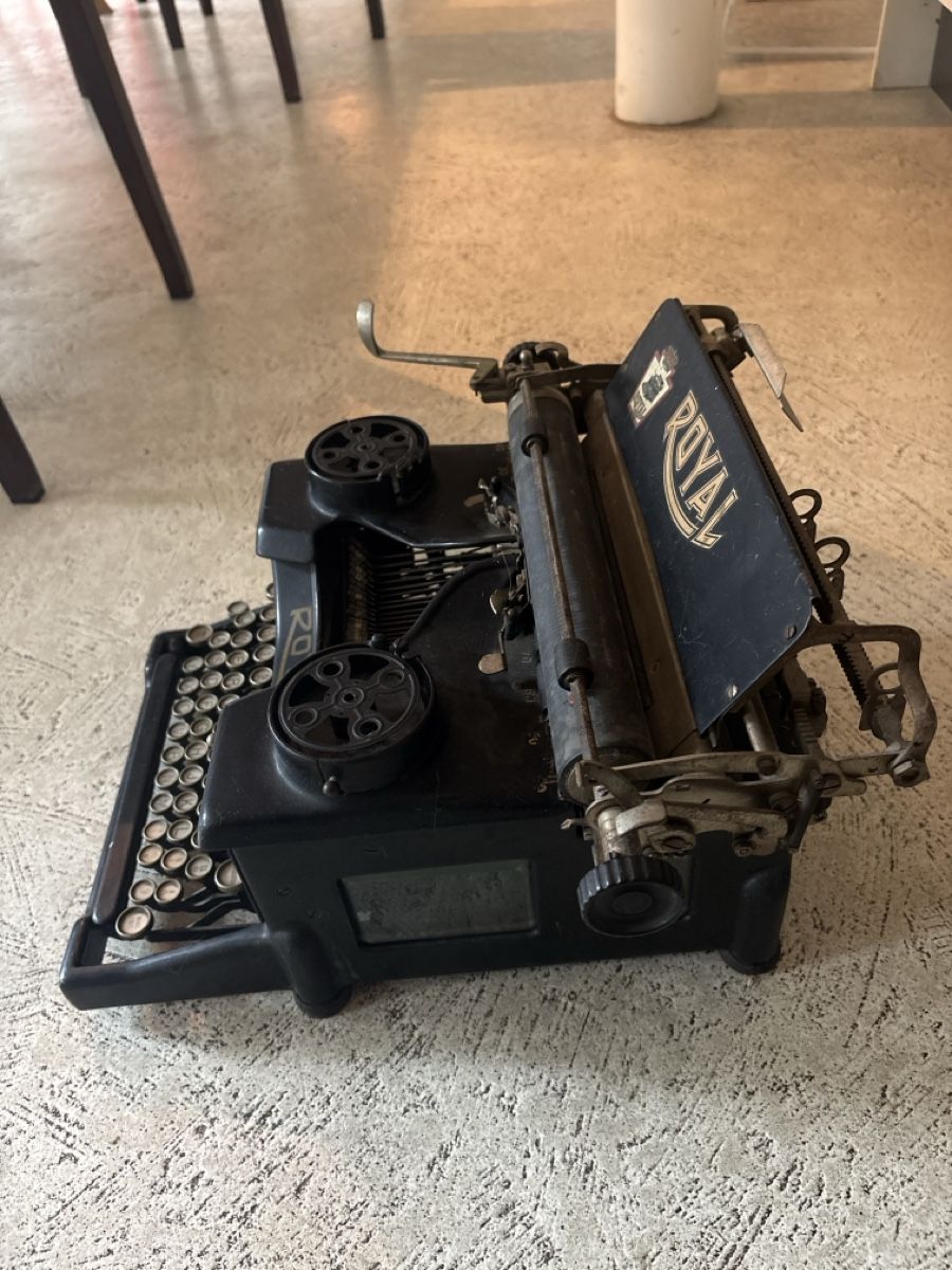 Macchine da scrivere: Machine à écrire Royal ancienne, objet de collection  – Usato da Vernier venduto da Judge63 2
