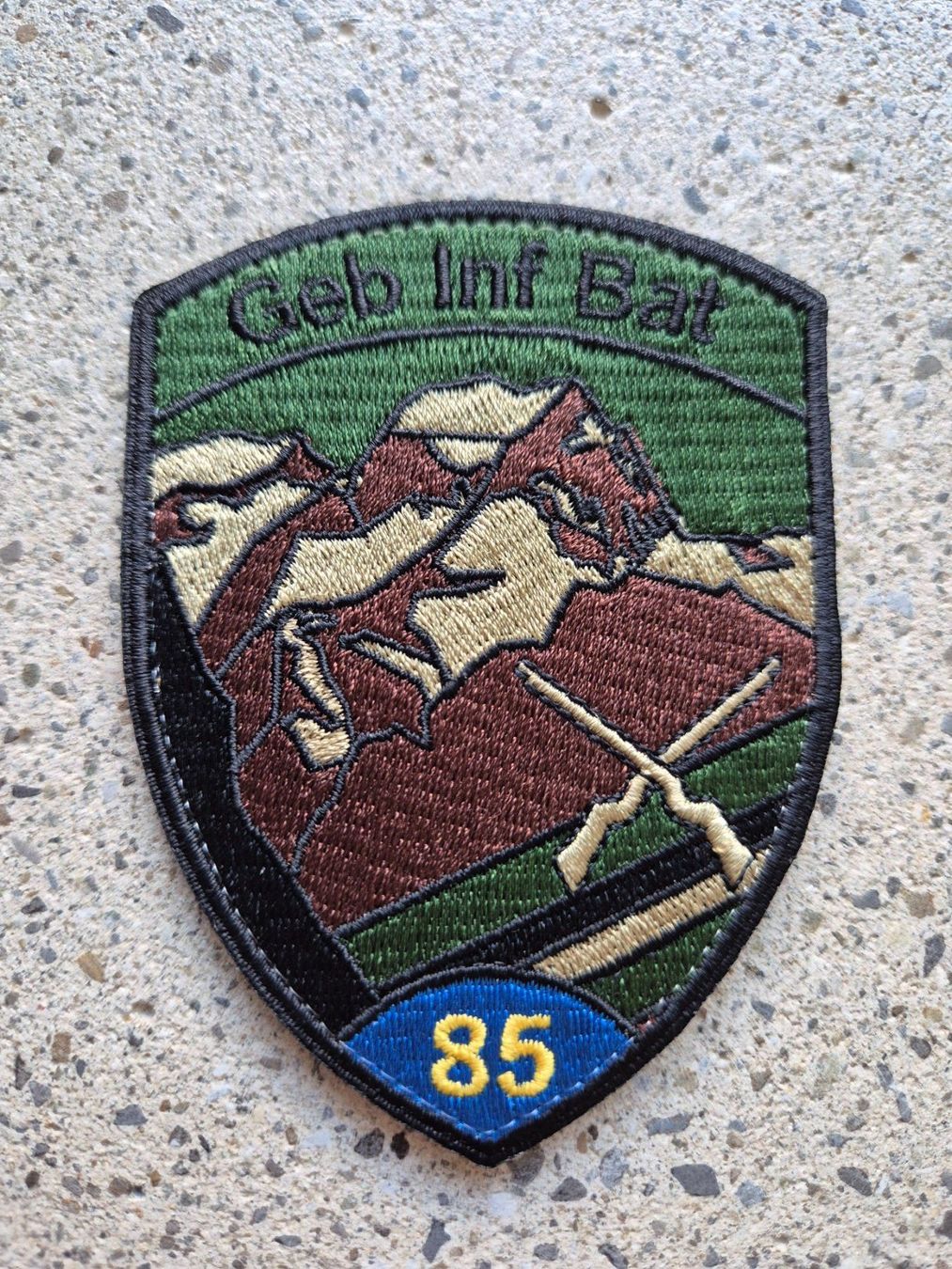 Schweizer Armee Plaketten & Abzeichen: *** Badge Geb Inf Bat 85  mit klett *** – Neu und originalverpackt aus Riedholz von fr_sIruP