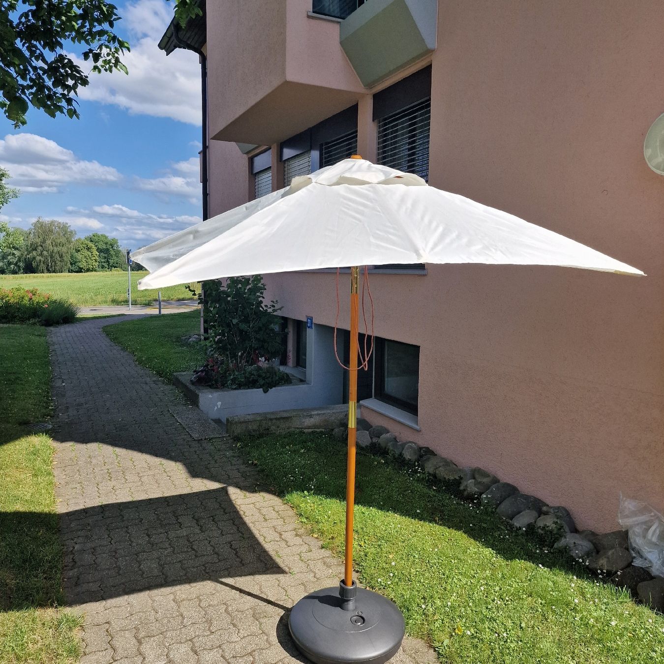 Ombrelloni: Sonnenschirm mit Sockel, neu – Nuovo (secondo la descrizione) da Zürich venduto da tyrese2007