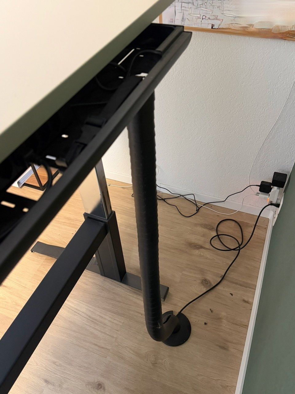 Tavoli: Robuste Höhenvestellbarer Tisch mit Kablemanagement – Usato da Gebenstorf venduto da doomedsardines 2