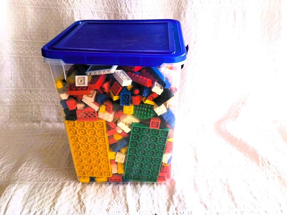 Legobox rot mit 2.2 Kg Inhalt. Siehe Bilder. Die Legos wurde (Gebraucht ...