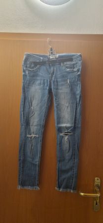 Jeans mit Löchern an den Knien