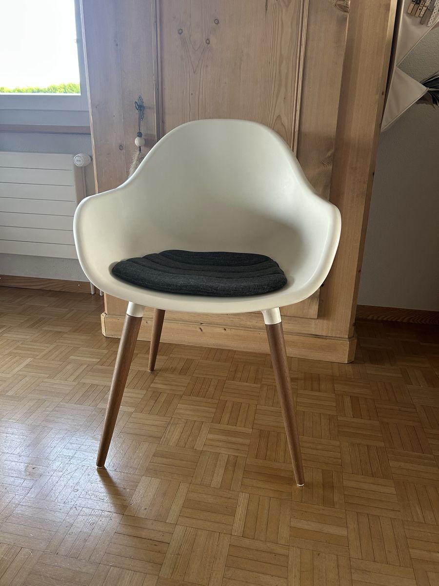Sedie: 4 Stk. Schalenstühle – Usato da Schwarzenbach SG venduto da romnaf 1