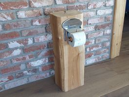 Origineller Holzbalken mit antikem WC-Rollen Halter