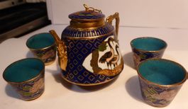 CLOISONNÉ -TEE KANNE, MIT 4 KLEINEN GLÄSER; 6 x 5 CM / 2 CM