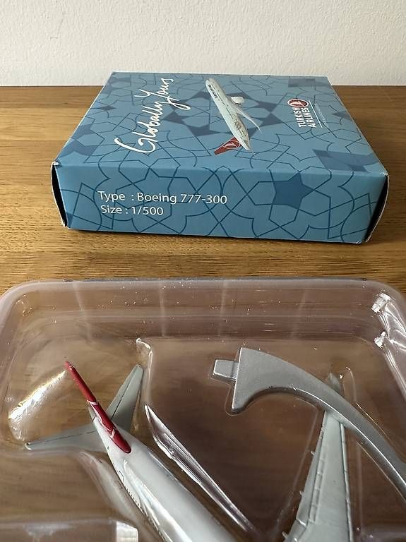 Modellbausätze & Standmodelle: Turkish Airlines 777-300, 1:500 – Gebraucht aus Basel von Mike744