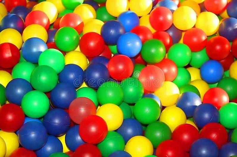Giocattoli: Bunte Plastikkugeln in Netz  – Usato da Stein am Rhein venduto da Saltandpepper