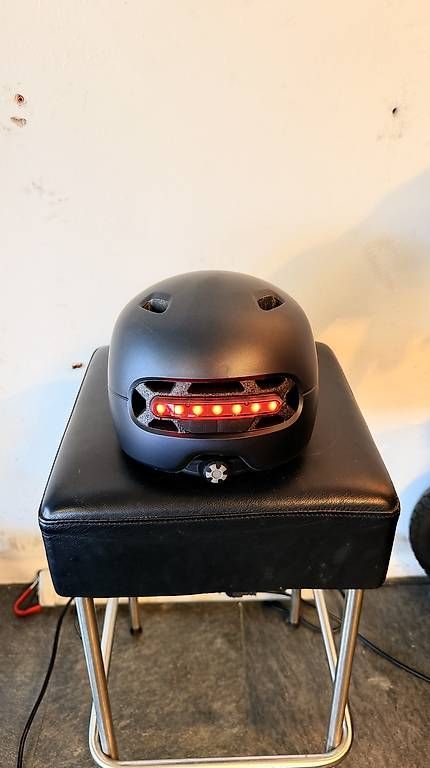 Caschi: Mart4q Helm mit rück Licht Rot LED – Usato da Unterseen venduto da beE-Scooter 2