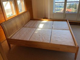 Vollholz-Bett vom Schreiner mit moosburger Untermatratze