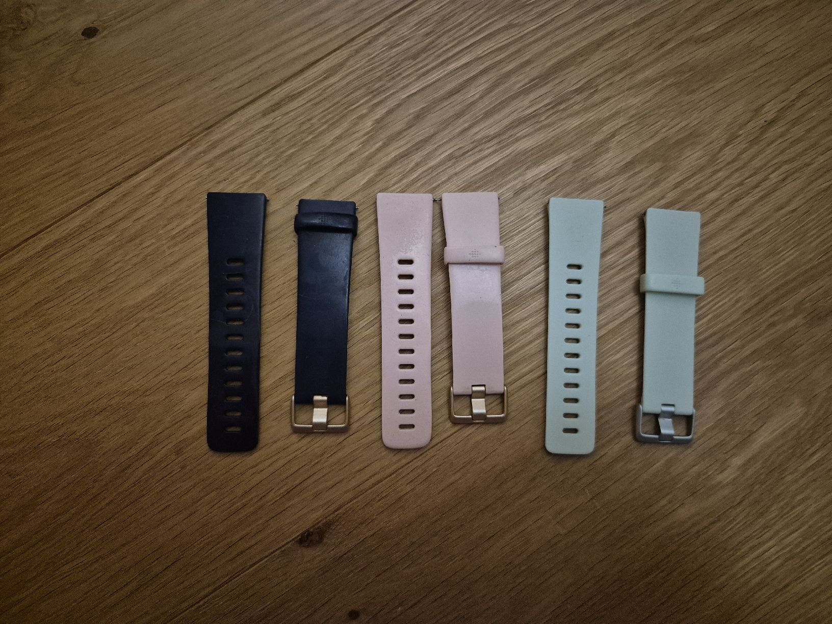 Armbänder & -reifen: Armbänder Fitbit Versa 2  drei Stück verschiedene Farben  – Gebraucht aus Zuzgen von SaBee91