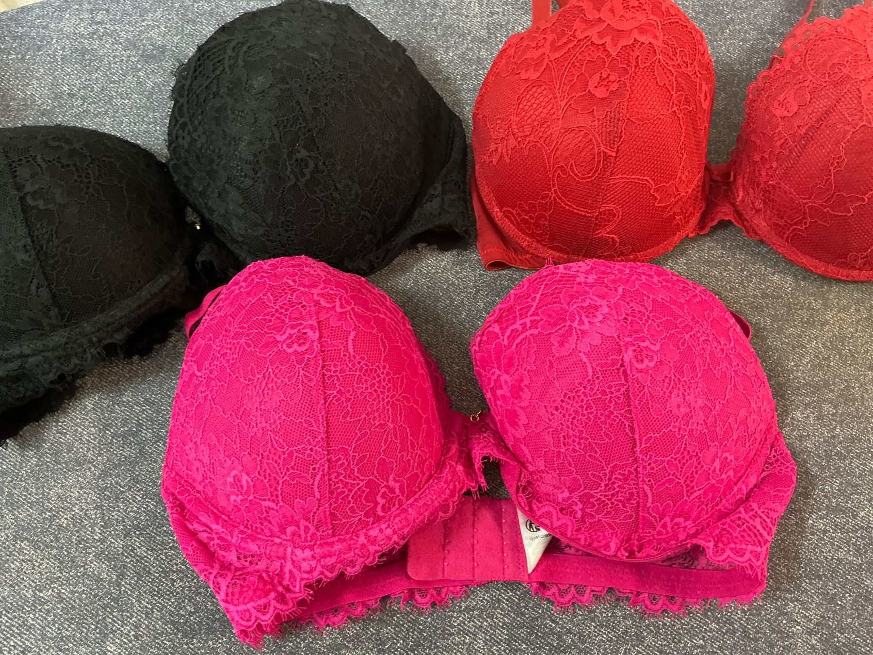 Altra biancheria intima: 3 BHs mit Spitze, verschiedene Farben, Grösse 80C – Usato da Würenlos venduto da Tina48 2