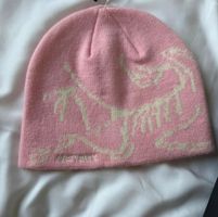 SPEZIAL ANGEBOT: 2 Arc’teryx Beanies, 1x beige+ 1x rosa