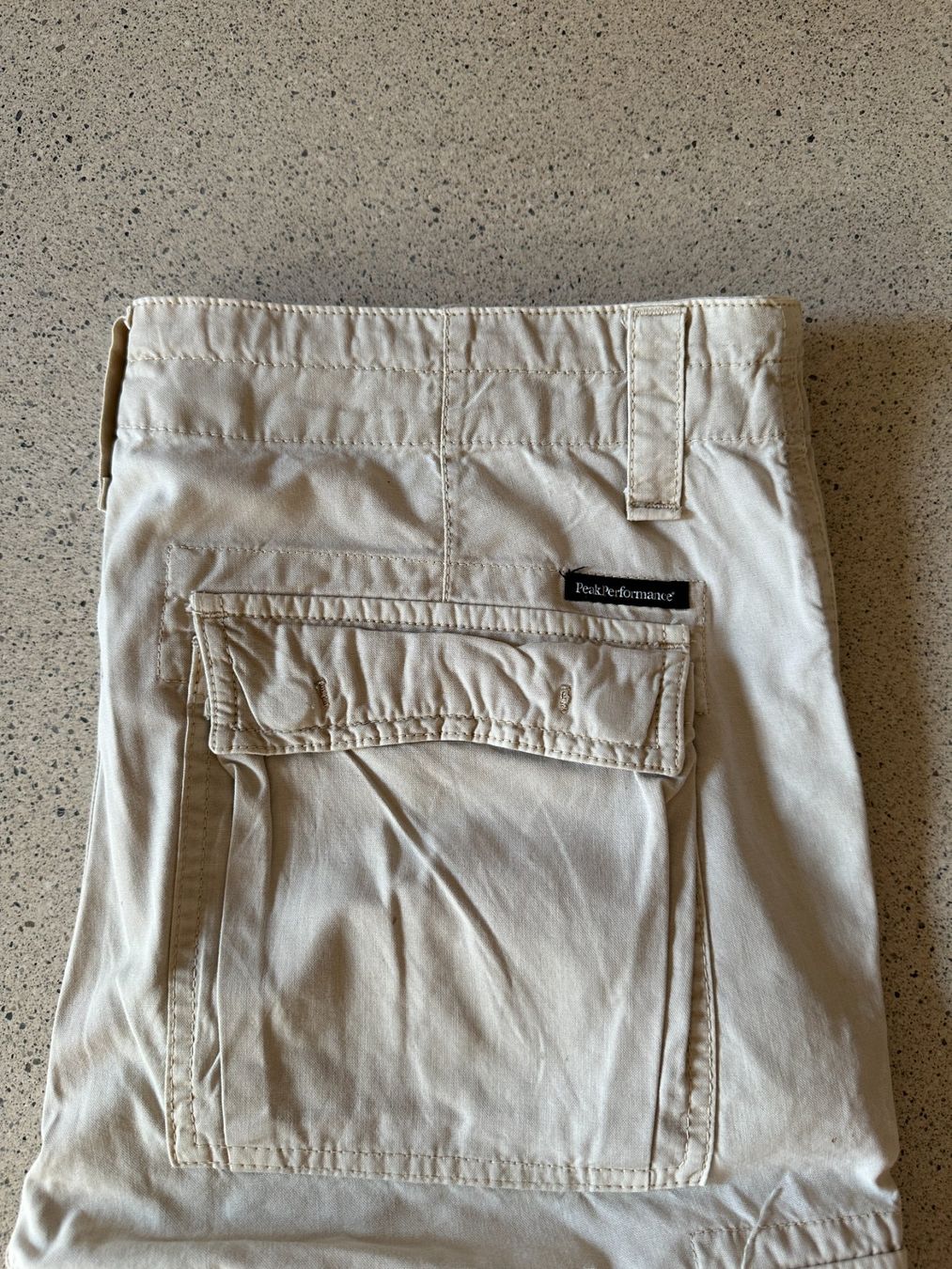 Peak Performance Pantaloni: Peak Performance, kurze Hose (cargo), Gr. 34, beige – Usato da Baden venduto da Luk116 1