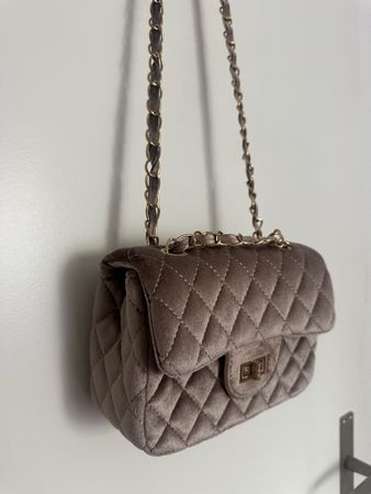 Elegante Samt Handtasche in Taupe - Ideal für den Herbst!