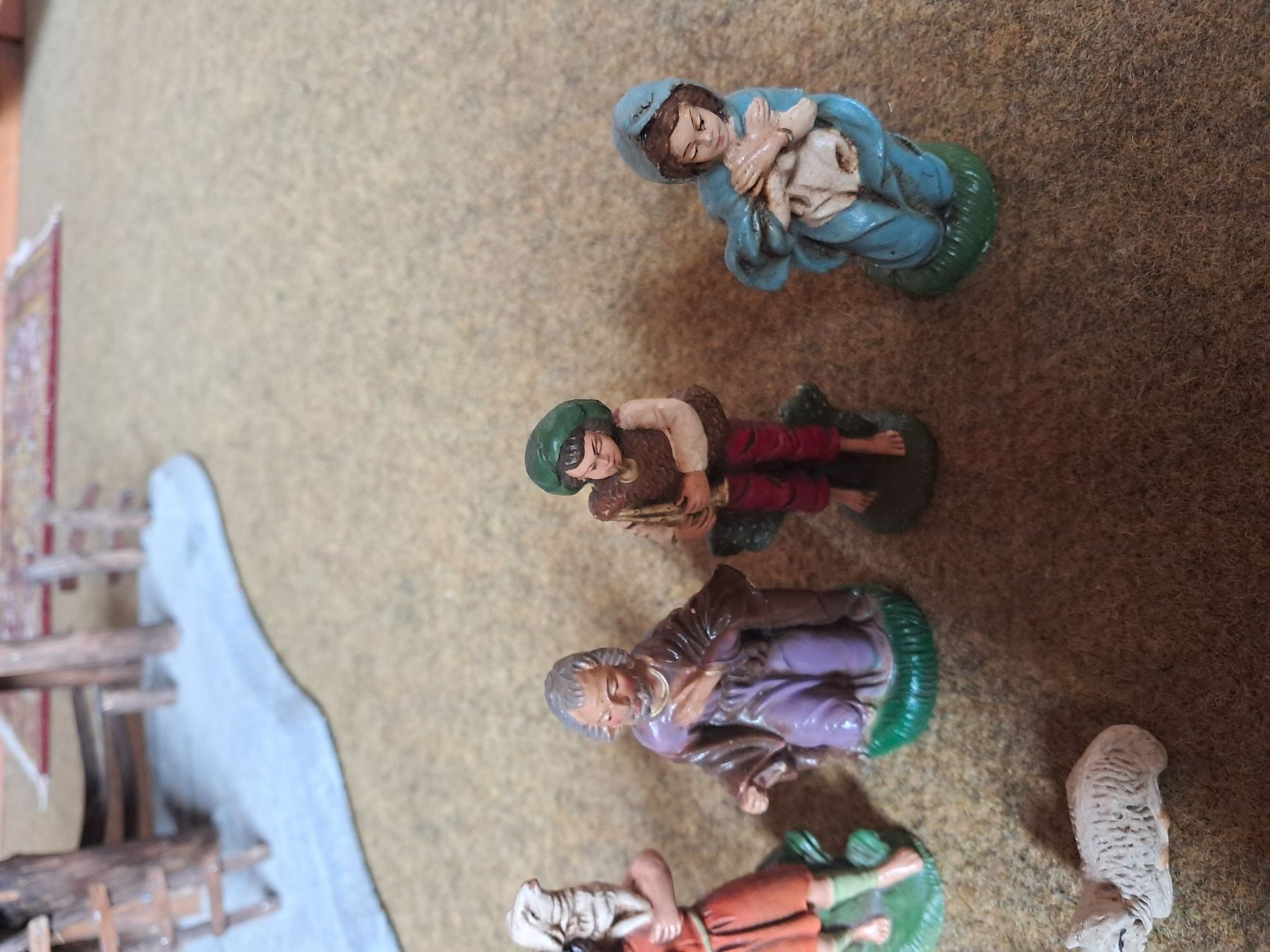 Alle Dekorationen: Rustikale Weihnachtskrippe mit alten Figuren Handbemalt – Gebraucht aus Lengnau BE von E500T 5