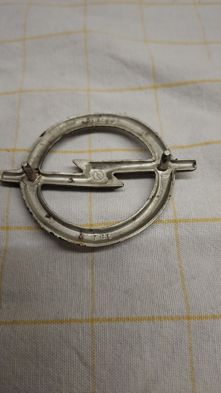 Opel Tutti pezzi di ricambio auto: Opel Abzeichen Manta / Kadett  – Usato da Altstätten SG venduto da HG1959 3