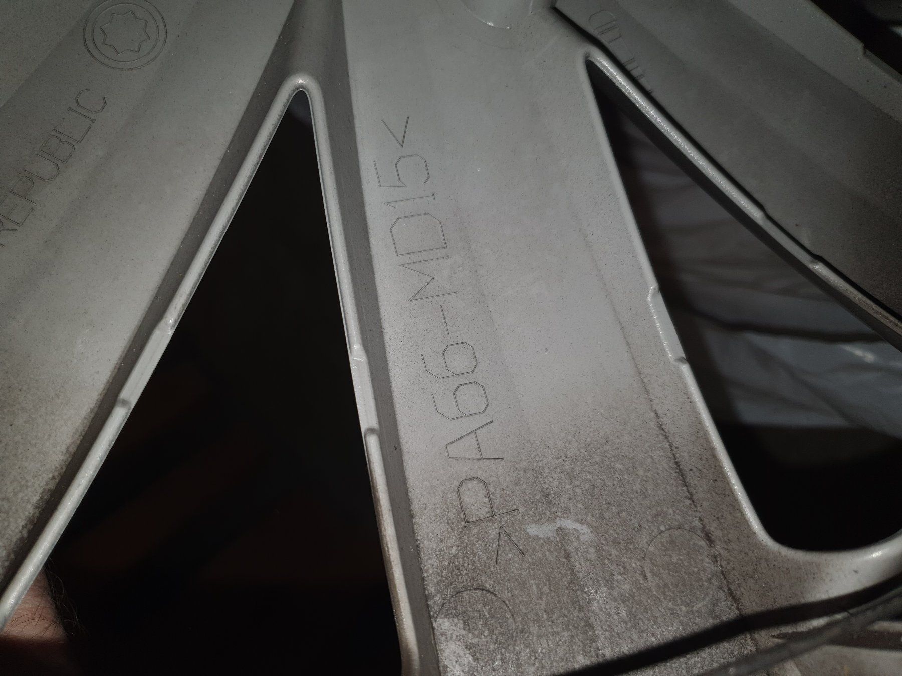 Tutti pezzi di ricambio auto: 4x VW Radkappen / Nabendeckel PA66-MD15 - 15 Zoll – Usato da Zürich venduto da Levithani 1