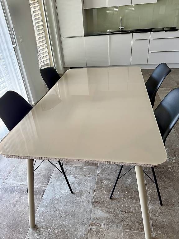 Set di tavolo e panche: Esstisch mit vier Stühlen hell beige schwarz gebraucht – Usato da Schlierbach venduto da virga 1