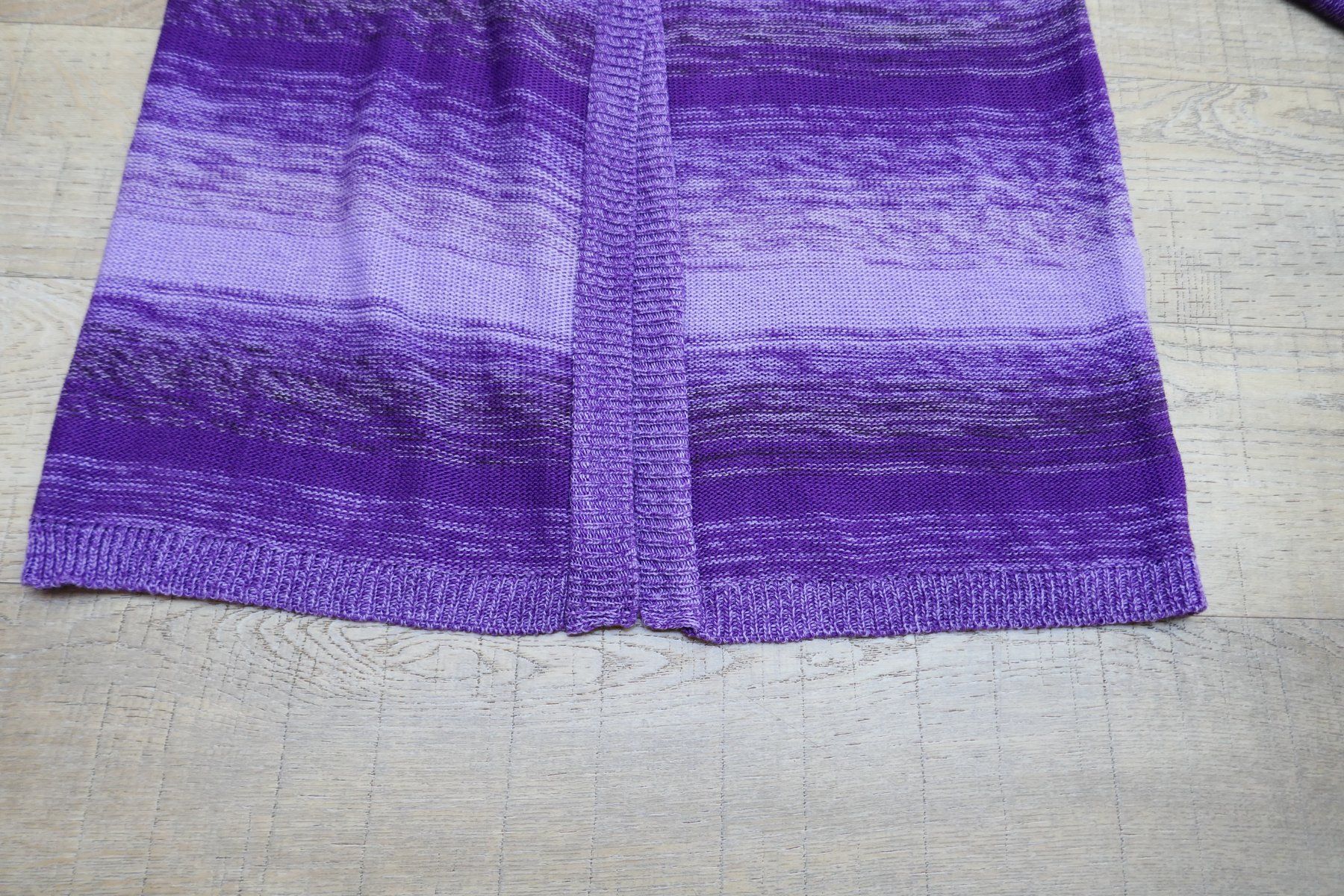 Giacche: Strickjacke violett mit Farbverlauf, Gr. 40 – Usato da Port venduto da uzuku 1