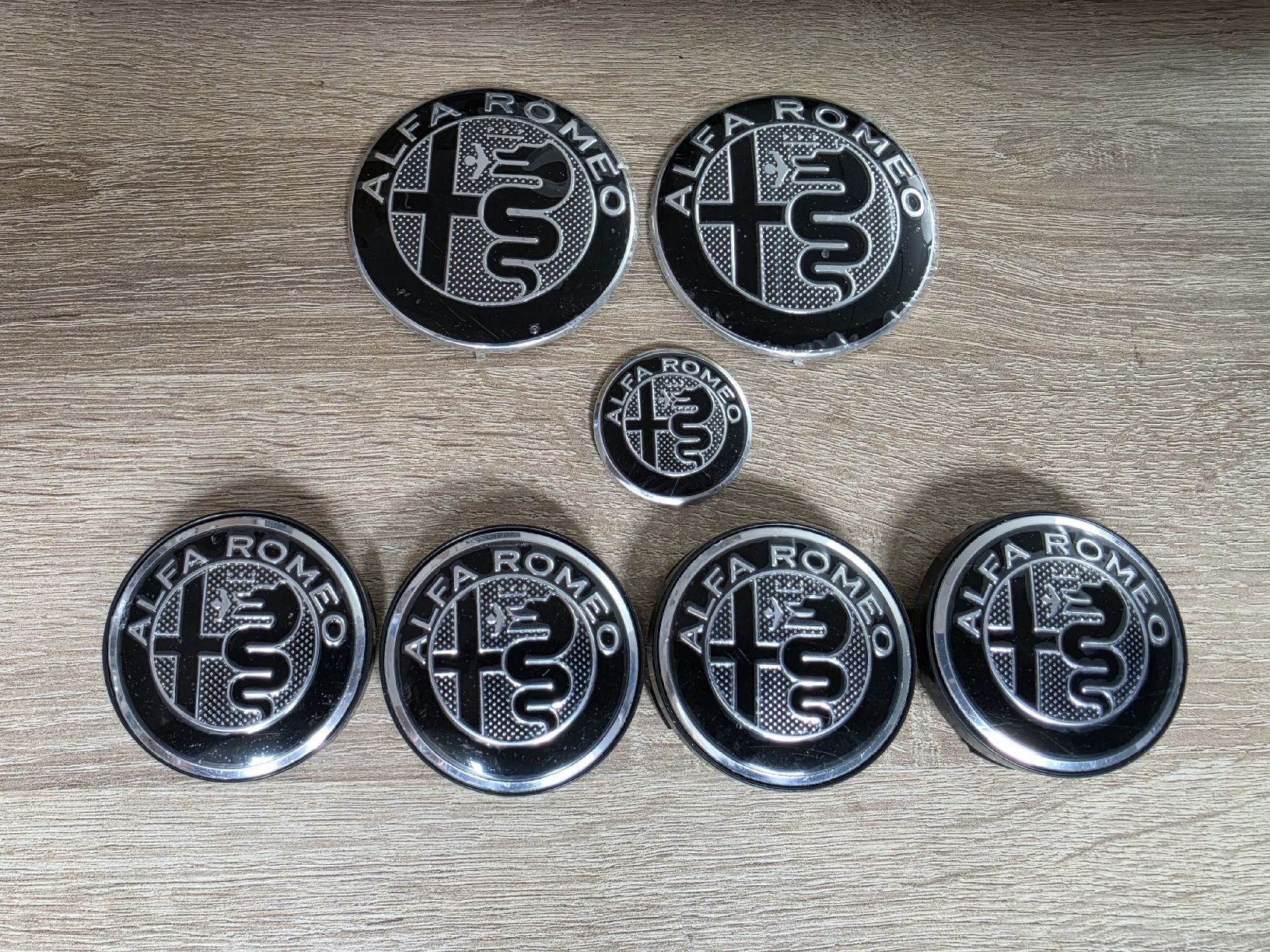 Alfa Romeo Tutti pezzi di ricambio auto: 7er Set Alfa Romeo Emblem – Nuovo e nell'imballaggio originale da Bellikon venduto da Kekko11