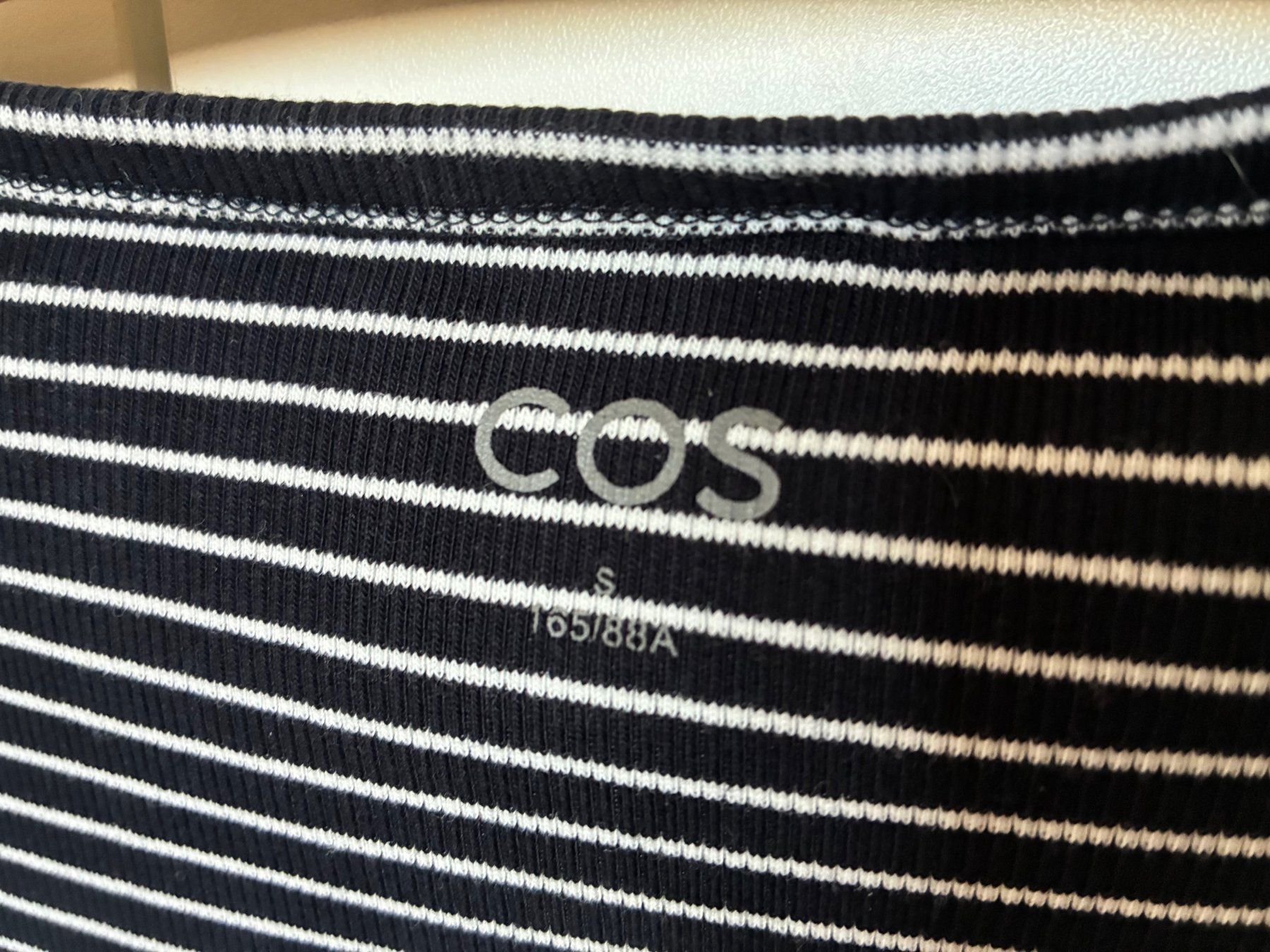 Cos T-shirt: COS gestreiftes T-Shirt – Usato da Dübendorf venduto da streamlining 1