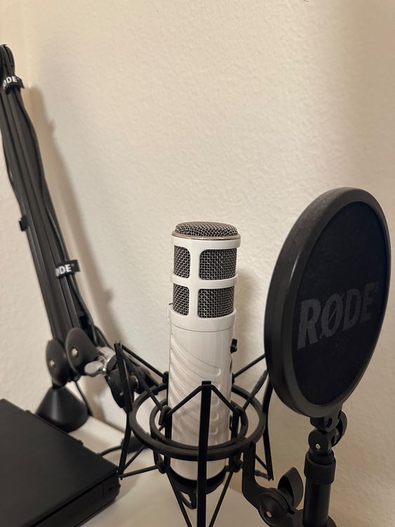 Rode Podcaster Mikrofon weiss mit Zubehör, top Zustand (Gebraucht) in ...