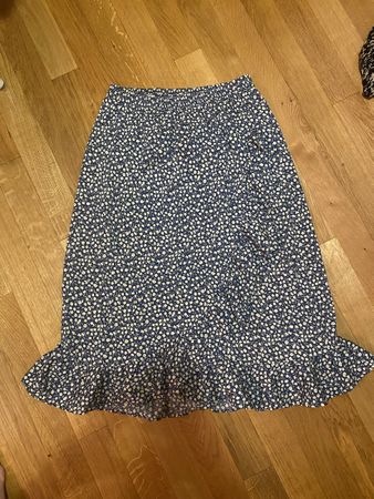 Maxi Skirt: Jupe fleurie ONLY, taille M, blanc et bleu