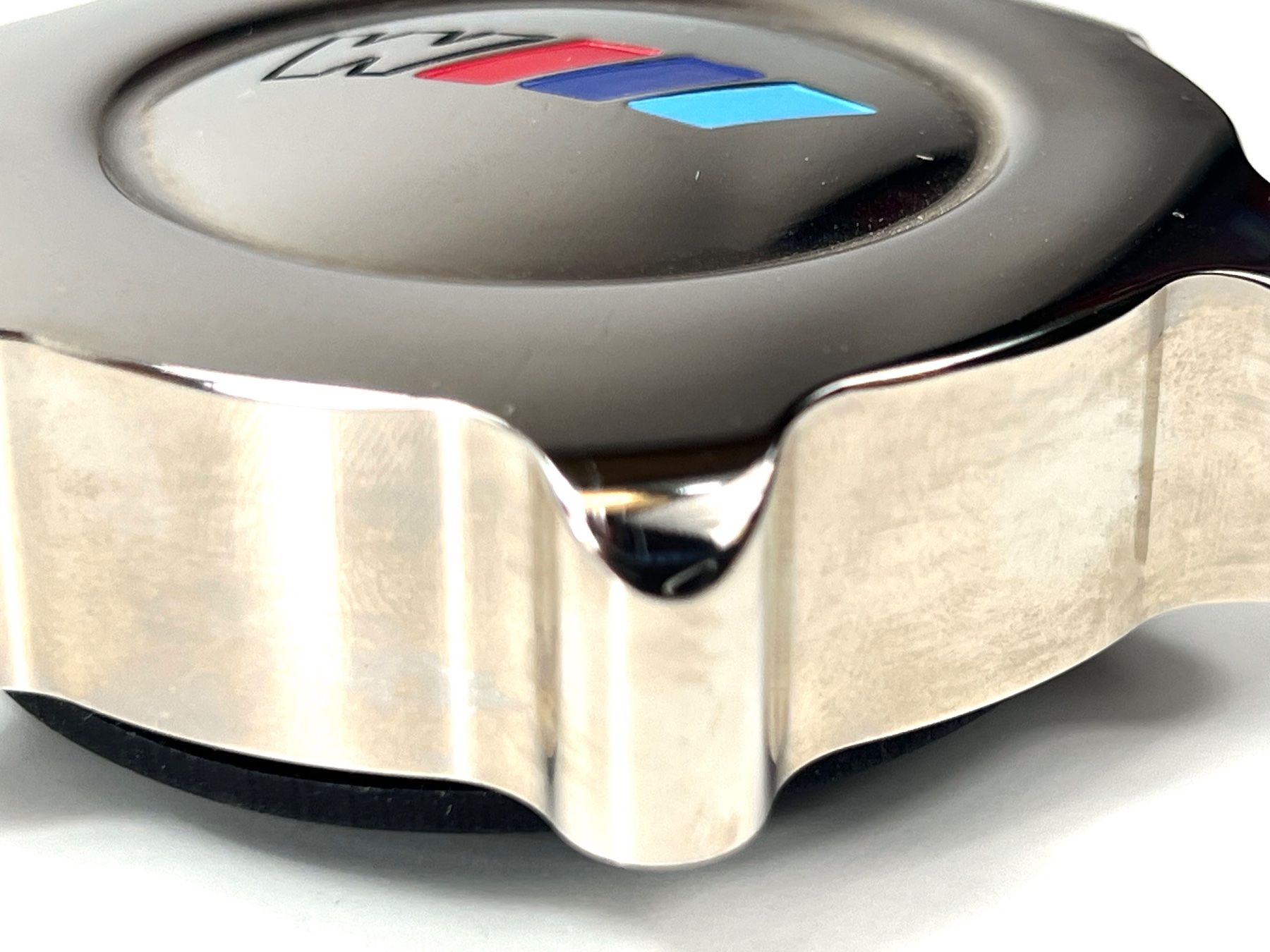 BMW Tutti pezzi di ricambio auto: BMW M Design Öldeckel Metall Chrom – Usato da Zürich venduto da Arche_Brockenhaus 3