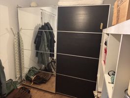Grosser Schwebetürenschrank 200 × 200 cm mit Spiegel