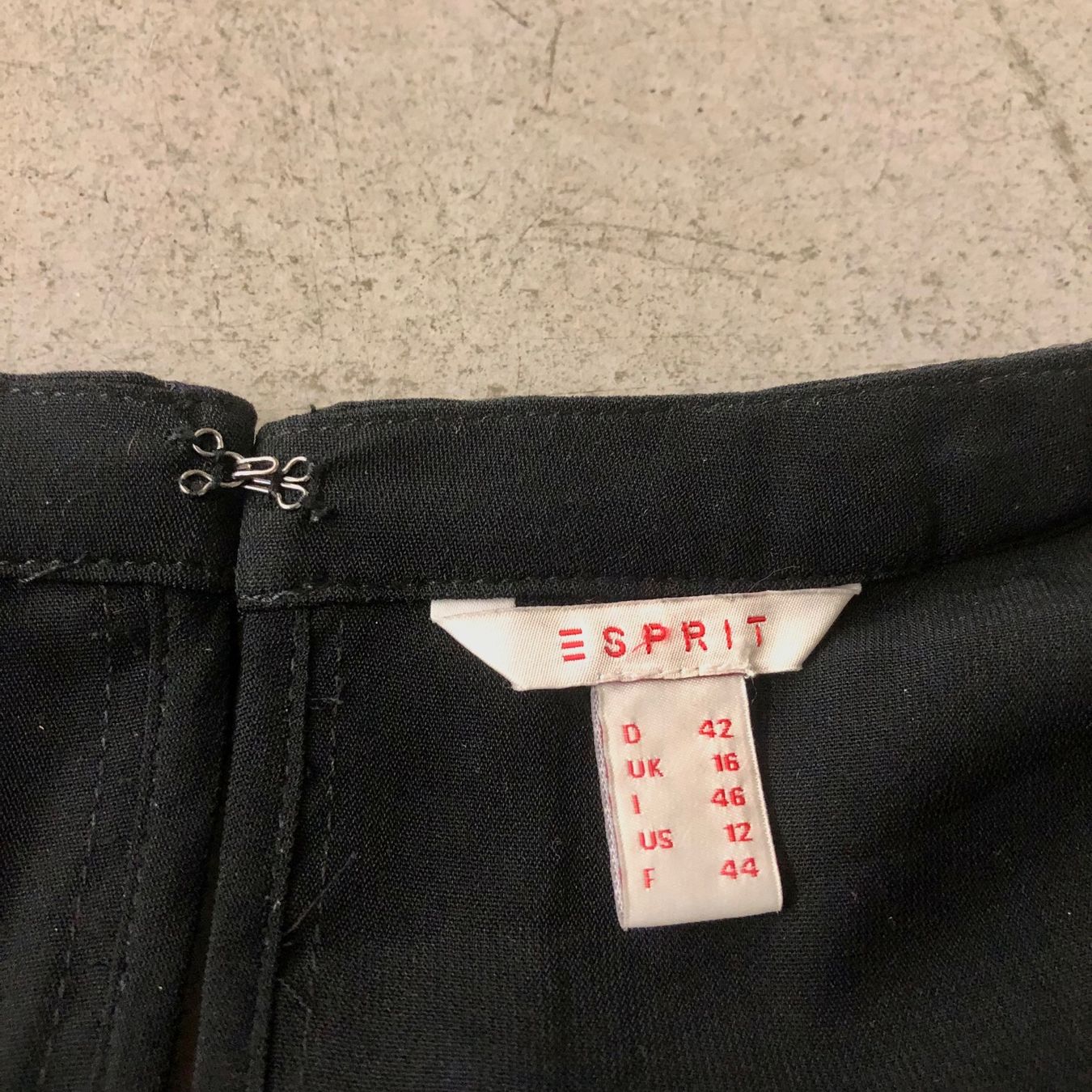 Esprit Tops: Esprit Oberteil schwarz Grösse 42 mit Perlenkragen – Gebraucht aus Brienz BE von Kokolea84 4