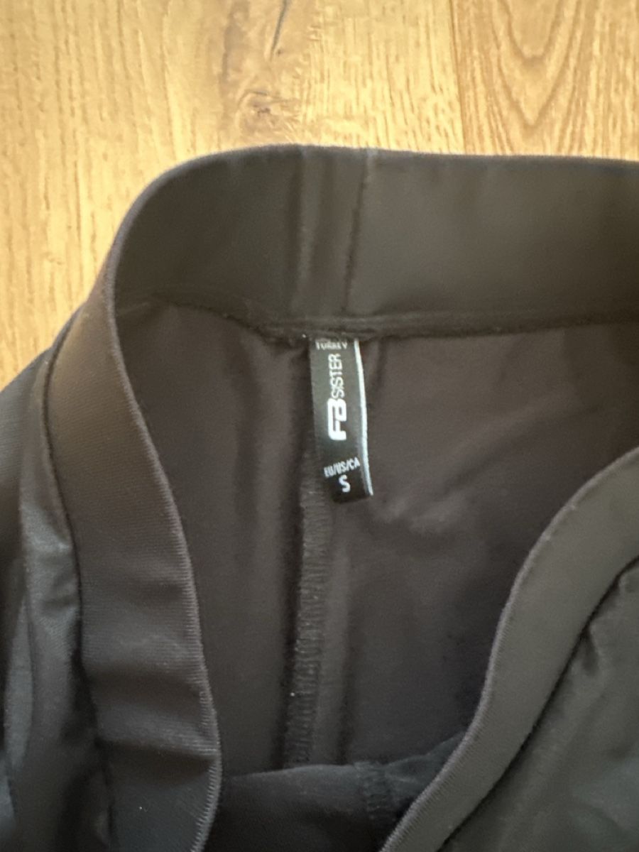 Leggings: schwarze glänzende Leggins Gr. S – Usato da Diepoldsau venduto da Sonne14 1