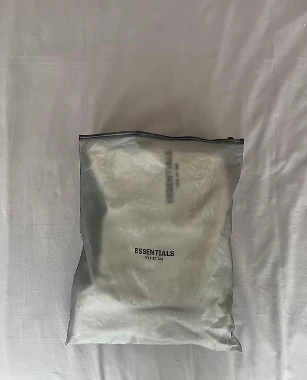 Pullover & Sweatshirts: Hoodies essentials M size  – Neu und originalverpackt aus Martigny von reu_t2ln 2