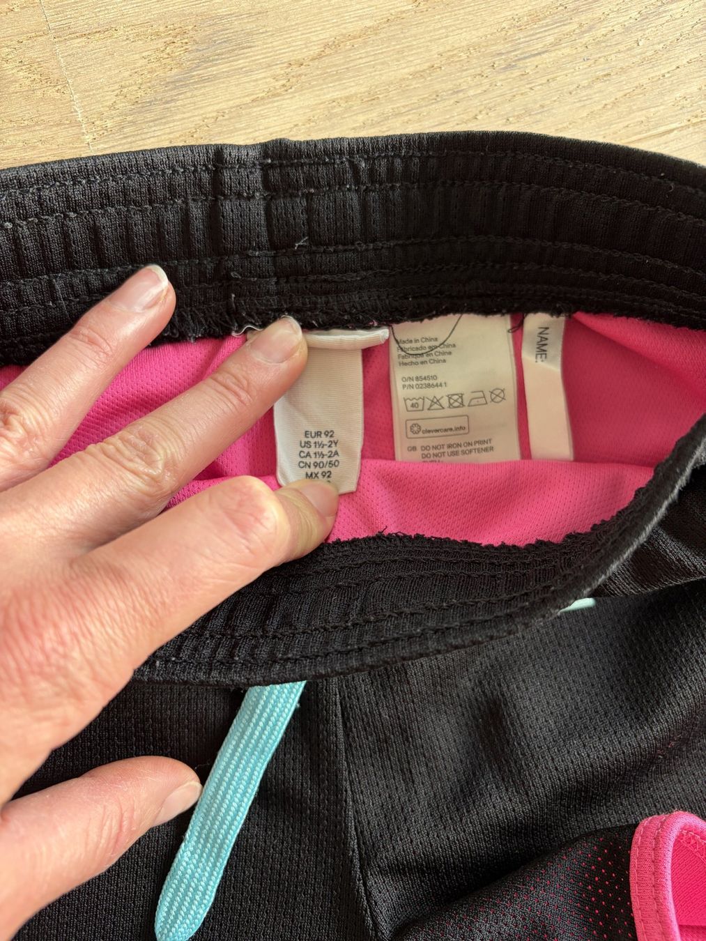 Hosen: Shorts Mädchen Gr. 92 schwarz/pink mit Netzfutter – Gebraucht aus Affoltern am Albis von TanGotan 1