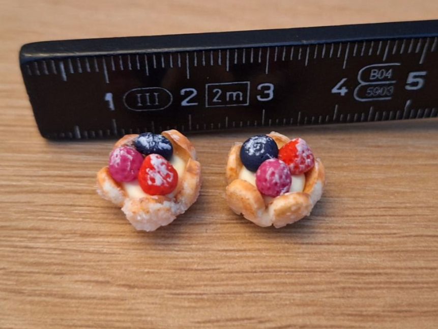Case e mobili per bambole: Puppenhaus Früchtetörtchen – Nuovo (secondo la descrizione) da Zürich venduto da HandmadeTinyFood